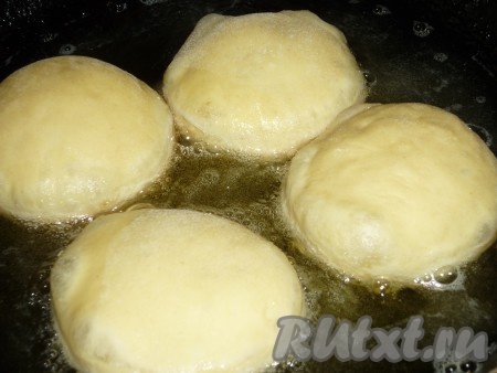 Растительное масло хорошо раскалить в кастрюле или глубокой сковороде. Опустить заготовки. Обжарить со всех сторон на медленном огне до золотистого цвета. 