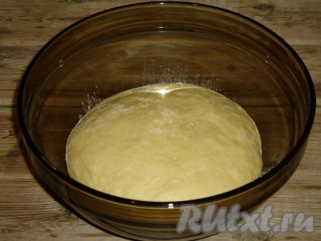 Подошедшее тесто обмять. 