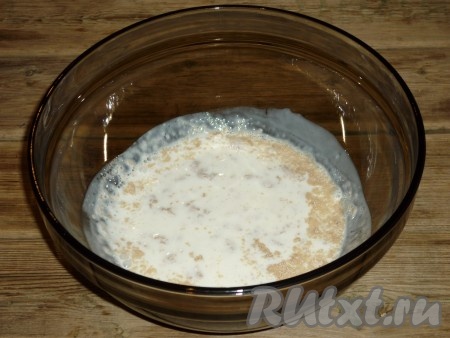 В тёплый кефир добавить сахар и дрожжи. Перемешать и оставить на 10 минут.
