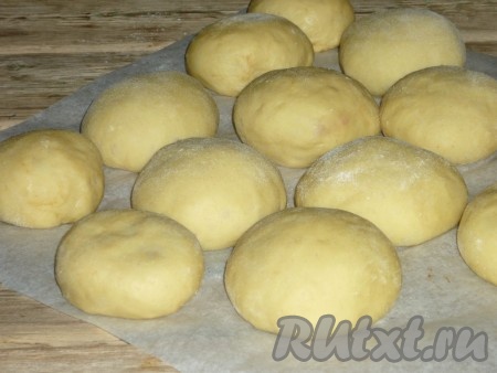 Защипнуть края и сформировать небольшие колобки. Оставить на 10 минут для подъема.&nbsp;
