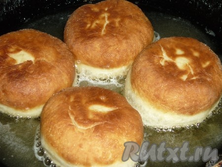 Растительное масло хорошо раскалить в кастрюле или глубокой сковороде. Опустить заготовки. Обжарить со всех сторон на медленном огне до золотистого цвета. 