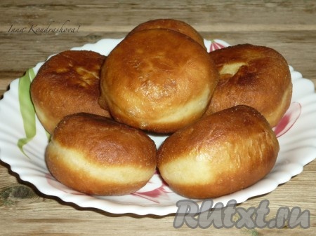 Выложить готовые пончики с капустой на бумажное полотенце, чтобы убрать лишний жир. И можно подавать на стол.&nbsp;
