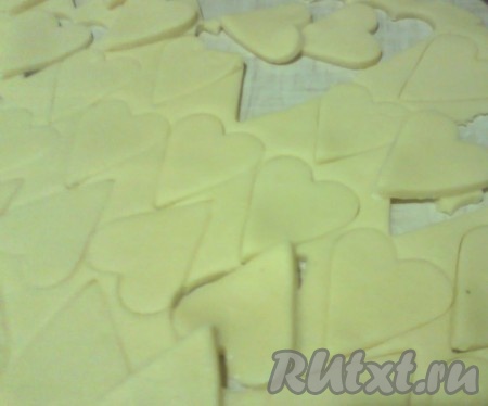 Раскатываем тесто в пласт толщиной 5 мм, вырезаем формочкой одинаковые кружочки или сердечки.