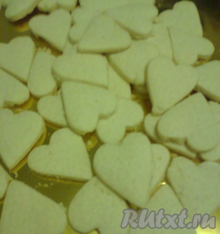 Выпекаем печенье "Альфахорес" в разогретой до 170 градусов духовке в течение 15 минут. Не ждите золотистого цвета, печенье должно быть бледное и не должно подрумяниться, иначе оно пересушится.
