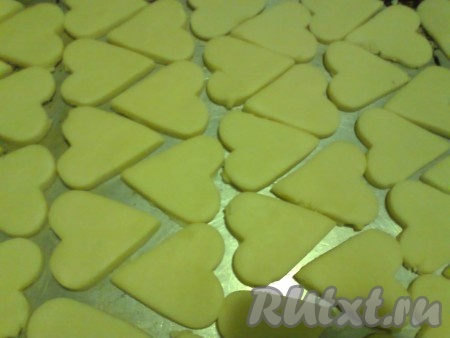 Выкладываем на противень, смазанный растительным маслом.
