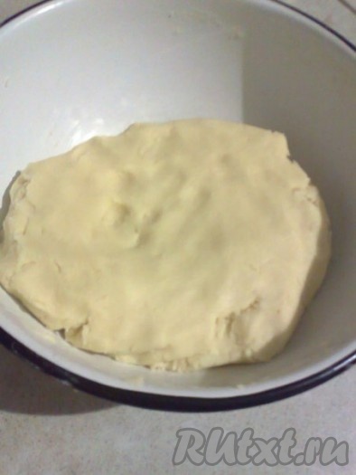 Должно получиться мягкое, не липнущее к рукам тесто.
