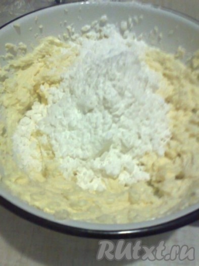 Добавляем в масляную смесь крахмал,&nbsp;муку, разрыхлитель и замешиваем тесто.
