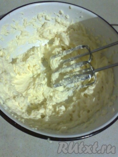 Мягкое масло взбиваем с сахаром и ванилином, добавляем желтки, сметану (или воду, или коньяк) и взбиваем в пышную массу.
