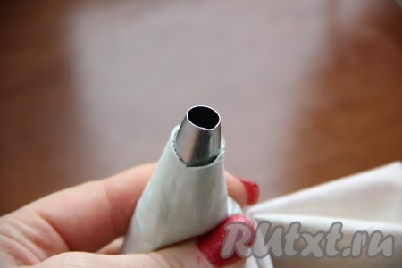 Кондитерский мешок наполняем кремом.
