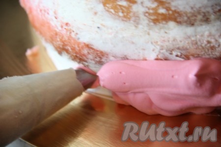 Теперь произведем выравнивание торта. Начиная с самого низа, выдавливаем по кругу крем. Если вы хотите на торте сделать цветовой переход, нужно&nbsp;подкрасить крем пищевыми красителями в желаемый цвет.
