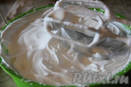 Крем для украшения взбиваем. Крем может быть любой, я использую растительные кондитерские сливки, они не текут и прекрасно держат форму. Взбиваем крем, как указано на упаковке.
