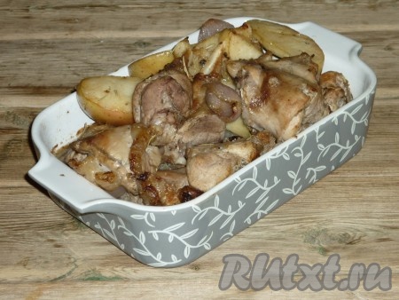 Форму накрыть фольгой и отправить на 45-60 минут в духовку, разогретую до 180 градусов.
