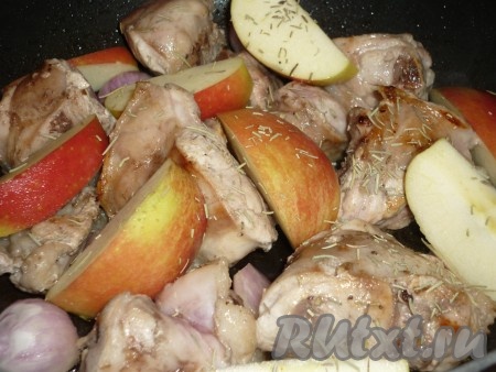 Добавить соль, перец, сушеный розмарин, перемешать и, помешивая, готовить на среднем огне 2-3 минуты, затем снять с огня.&nbsp;
