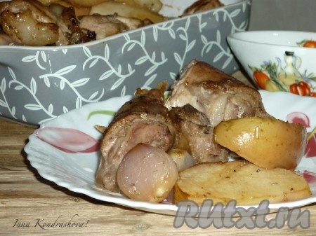 Кролик, запеченный с яблоками и луком, получается нежным и вкусным. К столу подавайте в горячем виде.