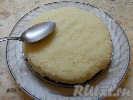 На нижнюю часть коржа выложить всю кокосовую массу, разровнять сверху и по краям.