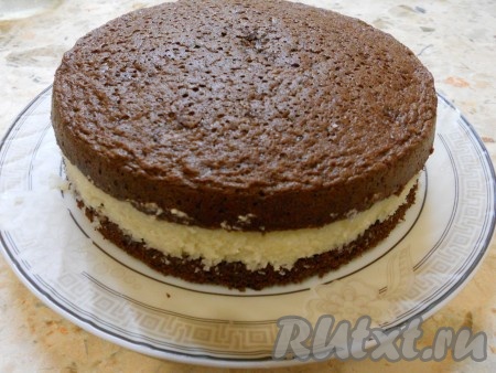 Накрыть второй частью коржа, придавить немного.