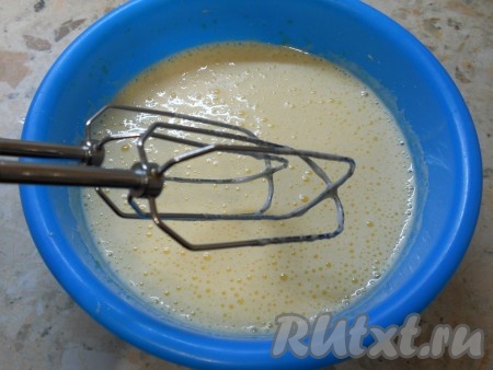 К яйцам добавить немного сахара и взбить их миксером до пены. Затем частями всыпать остальной сахар, продолжая взбивать. Взбивать минут 5-7 до увеличения объема массы и посветления.
