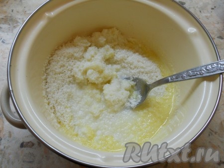 Нагреть на среднем огне до растворения масла и сахара, затем всыпать кокосовую стружку.