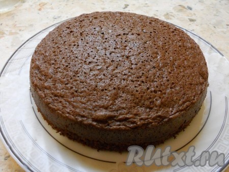 Выпекать корж в предварительно разогретой до 190 градусов духовке 25-30 минут. Корж немного остудить в форме, извлечь и полностью остудить.