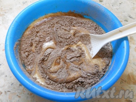 Просеять и частями добавить сухую смесь в яичную массу, каждый раз аккуратно перемешивая снизу вверх деревянной или пластиковой лопаткой.
