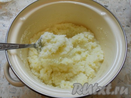 Перемешать и прогревать на небольшом огне, помешивая, 7-10 минут. Масса загустеет, кокосовая стружка впитает в себя жидкость. Массу остудить.
