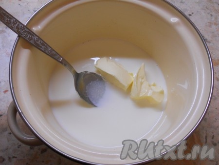 Приготовить прослойку: в кастрюлю влить молоко, всыпать сахар и добавить сливочное масло.