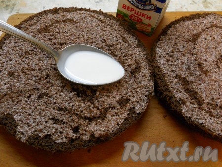 Остывший корж разрезать на 2 части, каждую - пропитать сливками (достаточно по 5 столовых ложек на каждый корж).
