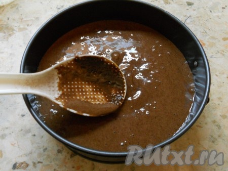 Дно форму для выпечки (диаметр формы 18-20 см) застелить пергаментом и вылить тесто (тесто по консистенции получается, как для оладий).
