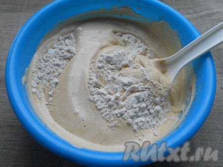 Затем всыпать частями просеянную муку, каждый раз полностью вмешивая муку движениями лопатки снизу вверх.