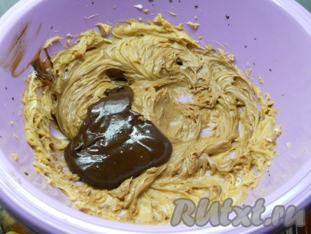 Взбить масло со сгущенкой миксером и, продолжая взбивать, понемногу добавлять остывшую шоколадную массу. Долго взбивать не нужно, как только крем из варёной сгущёнки и сливочного масла станет однородным, значит он готов. 