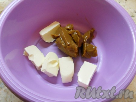 Сливочное масло комнатной температуры (для того чтобы масло согрелось до комнатной температуры, его нужно будет заранее достать из холодильника) нарезать на кусочки, выложить в миску, добавить варёную сгущёнку.