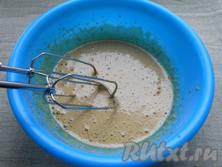 В другую миску выложить желтки, всыпать оставшийся сахар, влить остывший кофе, взбить миксером до посветления массы.