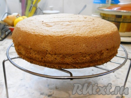 После этого извлечь бисквит из формы и остудить полностью на решётке. Дать бисквиту отлежаться в течение 5-6 часов.