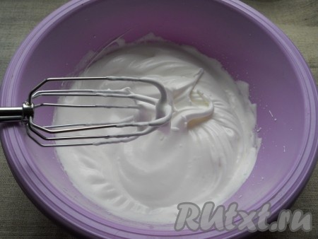 Яйца должны быть из холодильника. Яйца аккуратно разделить на белки и желтки. Белки перелить в миску, в которой будет удобно взбивать миксером, всыпать щепотку соли, взбить миксером до пышной пены и, продолжая взбивать, всыпать частями 50 грамм сахара. Продолжать взбивать белки на высокой скорости миксера до устойчивых пиков (минут 7-8).