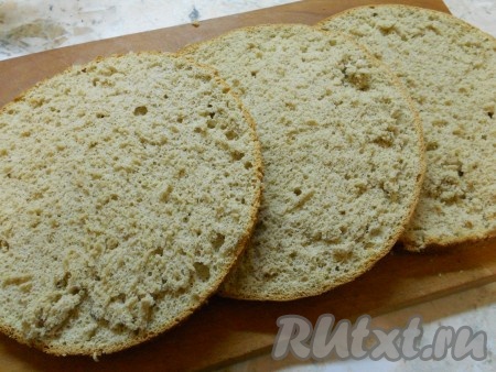 Бисквит разрезать на 3 части.