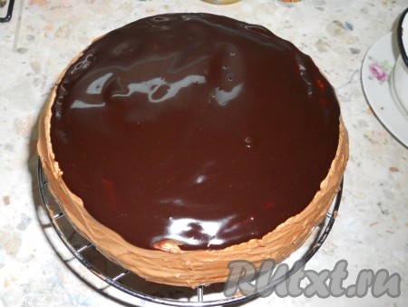 Глазурь остудить до комнатной температуры и покрыть ею верх торта.