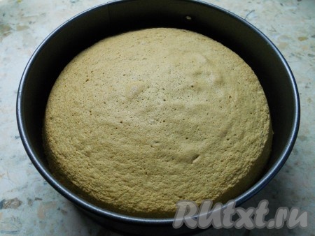 Выпекать кофейный бисквит в разогретой до 180 градусов духовке 30-40 минут. Для того чтобы проверить готовность, проколите бисквит сверху сухой зубочисткой, если зубочистка после этого будет чистой, сухой, значит доставайте из духовки. Готовый бисквит оставить в форме на 15-20 минут.