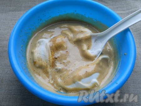 Аккуратно пластиковой лопаткой смешать белки и желтки, перемешивая снизу вверх.