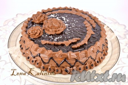 Торт отправить в холодильник до застывания глазури. Далее смазать оставшимся кремом кремом из варёной сгущёнки и масла бока торта. А затем, по желанию, выложить крем в кондитерский мешок и, используя различные насадки, украсить торт цветами, дорожками, листочками или как вам понравится. Отправить торт в холодильник на 6-8 часов.