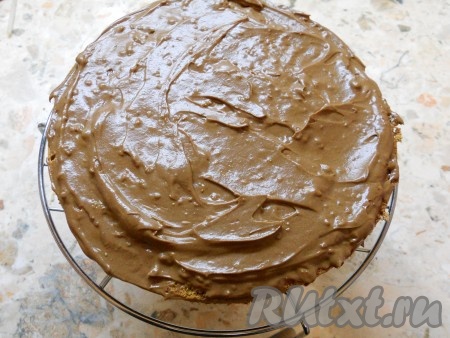 Теперь можно приступать к формированию торта, для этого на плоскую тарелку нужно выложить первый корж, смазать его частью крема из варёной сгущёнки и масла, сверху выложить второй корж, тоже смазать частью крема, выложить третий корж. Верхний корж кремом смазывать не нужно. Часть крема нужно оставить для украшения, поставить его в холодильник. 