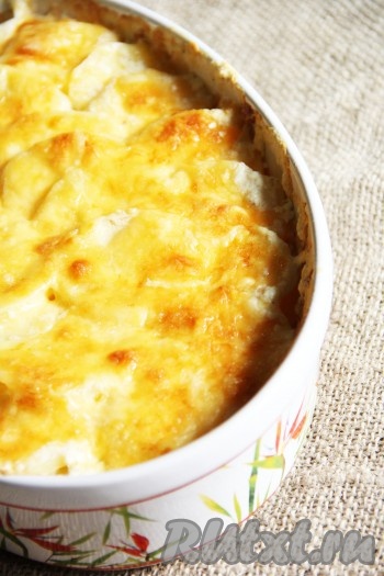 Готовность блюда можно проверить вилкой или зубочисткой. Картофель должен стать мягким. Я за 10 минут до готовности включила верхний нагрев, чтобы сыр приобрёл золотистую корочку.&nbsp;
