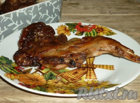 Нежнейшего, изумительно вкусного кролика, приготовленного в соевом соусе с добавлением горчицы и мёда, подавать в горячем виде. Уверена, этот рецепт понравится многим.
