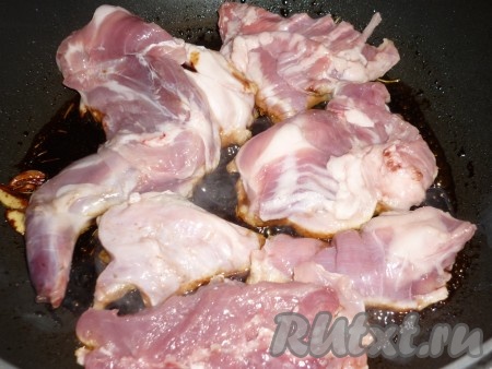 Обжарить в этой смеси на сильном огне нарезанное на небольшие куски мясо кролика с двух сторон.
