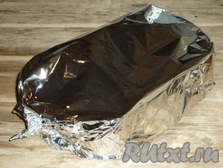 Накрыть форму фольгой и отправить в разогретую до 180 градусов духовку на 1 час. 