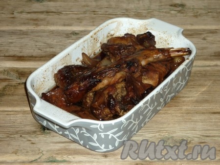 По истечении времени форму с мясом достать из духовки.&nbsp;
