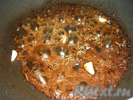 В сковороду налить растительное масло, соевый соус, мёд и добавить горчицу. Всё перемешать. Зубчики чеснока очистить и разрезать на несколько частей, отправить в сковороду вместе с розмарином.&nbsp;
