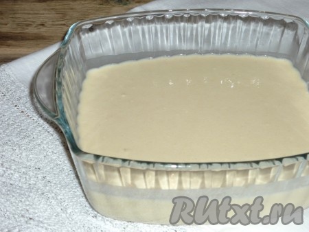 Прежде всего замесим блинное тесто. Для этого молоко нужно подогреть на плите до комнатной температуры, влить в глубокую миску. В тёплое молоко вбить яйца, всыпать сахар, соль, влить растительное масло. Хорошо перемешать венчиком и добавить частями просеянную муку, каждый раз перемешивая до получения гладкого теста без комочков. Тесто должно получиться жидким и легко льющимся.