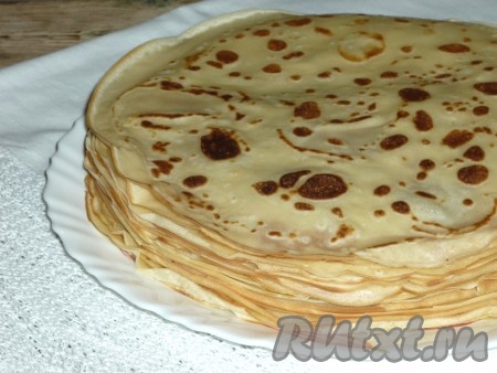 Готовый блин переложить на тарелку. Таким образом, периодически перемешивая тесто, испечь все блинчики. Сковороду я смазываю растительным маслом только перед жаркой первого блина, но многое зависит от качества покрытия сковородки, на которой вы готовите. У меня из указанного количества ингредиентов вышло 27 тонких блинов.