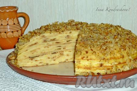 Вкусный блинный торт с заварным кремом и орехами готов.