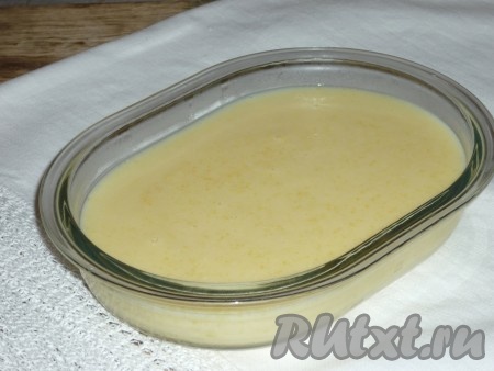 Для приготовления заварного крема в кастрюле нужно соединить яйца, сахар и муку, перемешать венчиком, влить частями молоко, каждый раз перемешивая венчиком до однородности. Поставить кастрюлю на средний огонь, постоянно помешивая, довести заварной крем до кипения, после этого проварить его, не прекращая помешивать, до загустения (ориентировочно в течение 4-5 минут). Крем не должен быть слишком густым, по консистенции он должен напоминать сметану.